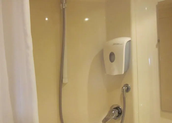 מלון B&B Hotel Bayeux 2*